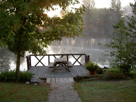 Ponton sur la rivière - Le Moulin de Cocussotte